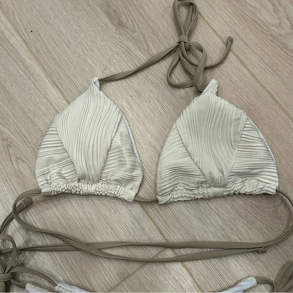 EUC Textured Bikini Set - Picture 4 of 6
